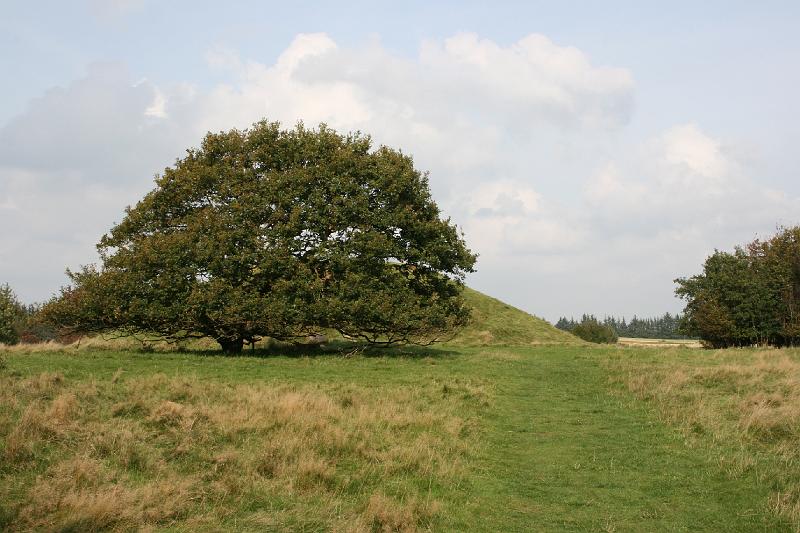 Burial mound og Jelling girl.jpg - Jelling pigens gravhøj. Burial mound of Jelling girl